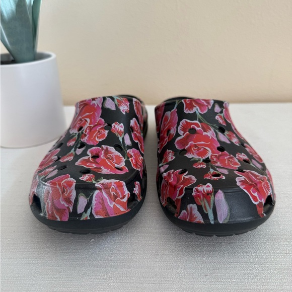 CROCS Freesail Roses Black Rubber Clogs - Picture 5 of 10